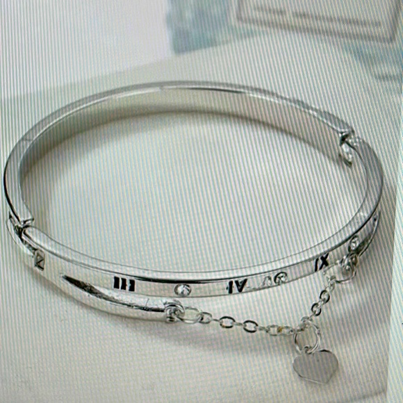 Roman Numeral Detail Rhinestone Decor Hart Charm Bangle - Picture 2 of 6